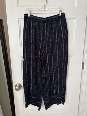 Navy and white pull on cropped pants.